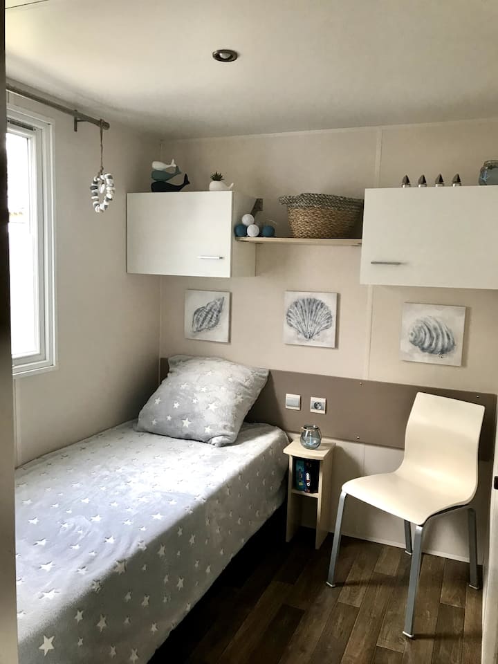 חדר ים עם 2 ארונות וארון בגדים קטן בתצורה מיטה אחת, השנייה מחליקה מתחת למרחב נוסף. 