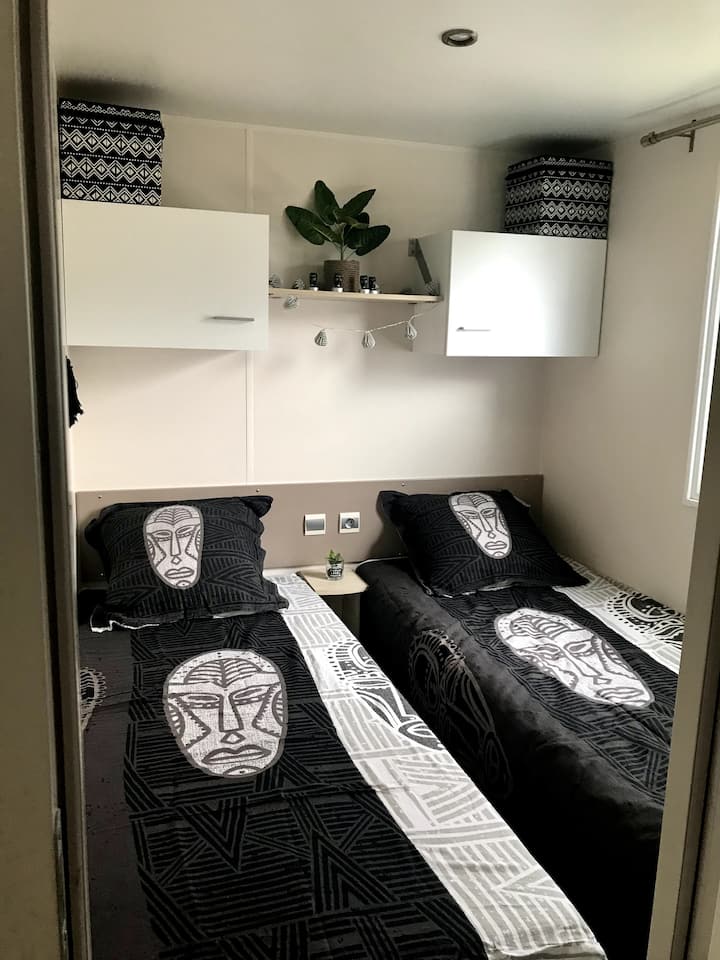 חדר אפריקאי עם 2 ארונות וארון בגדים קטן. נוכחים כאן עם 2 מיטות יחיד. לזוג יכול לקרב בין שתי המיטות ולהקים מיטה בגודל 160 ס"מ. 