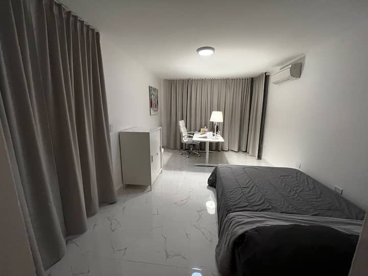 Slaapkamer #4 heeft een queensize bed