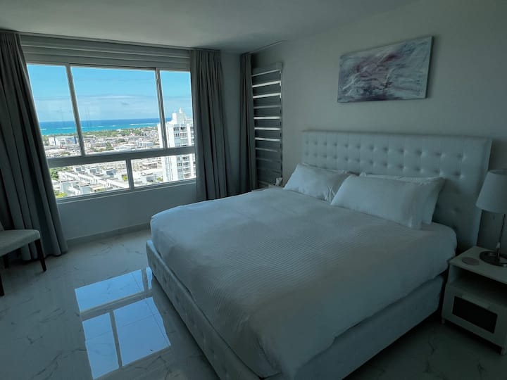 Slaapkamer #1 heeft een kingsize bed