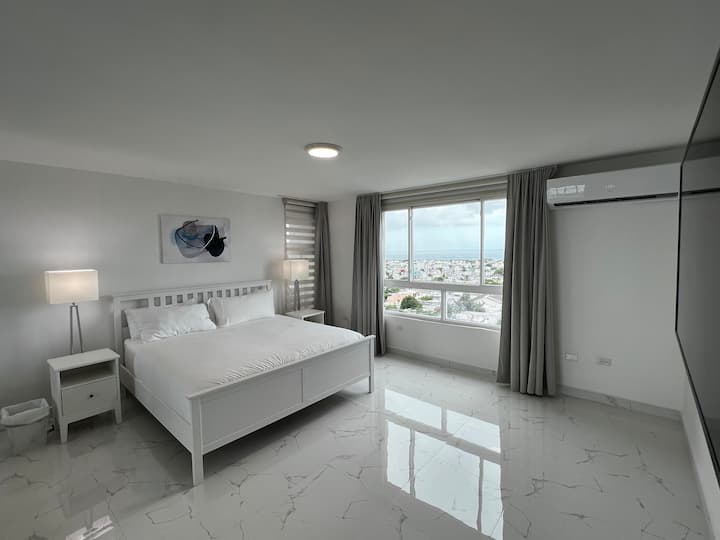 Slaapkamer #2 heeft een kingsize bed en 86" tv