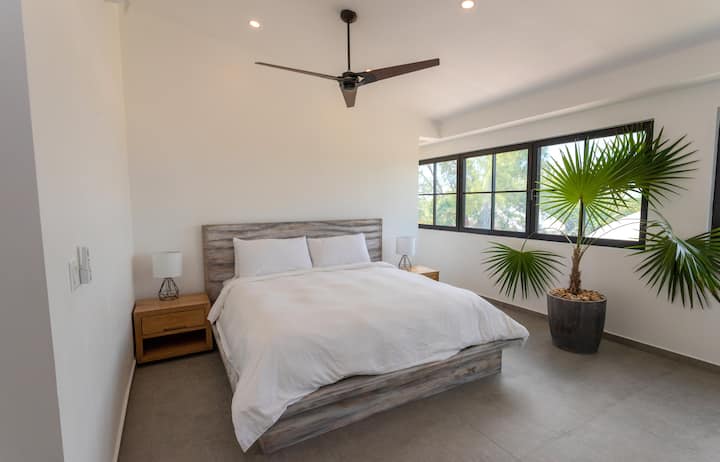 غرفة نوم ثانية في الطابق العلوي بسرير كينج وحمام داخلي وخزانة ملابس