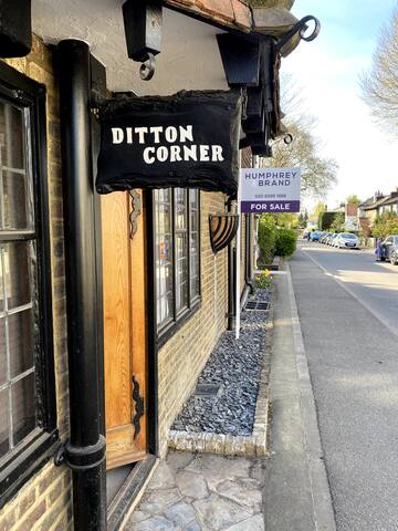 Large period 5 bedroom home with pool SW London gallery image 3