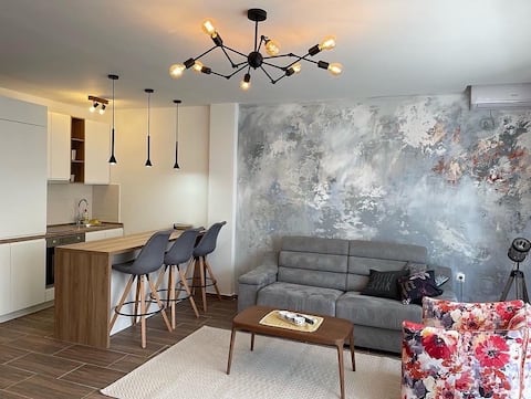 Successful Airbnb property: Lukasa garage parking + fast Wifi+ just by the Sea in Zavala