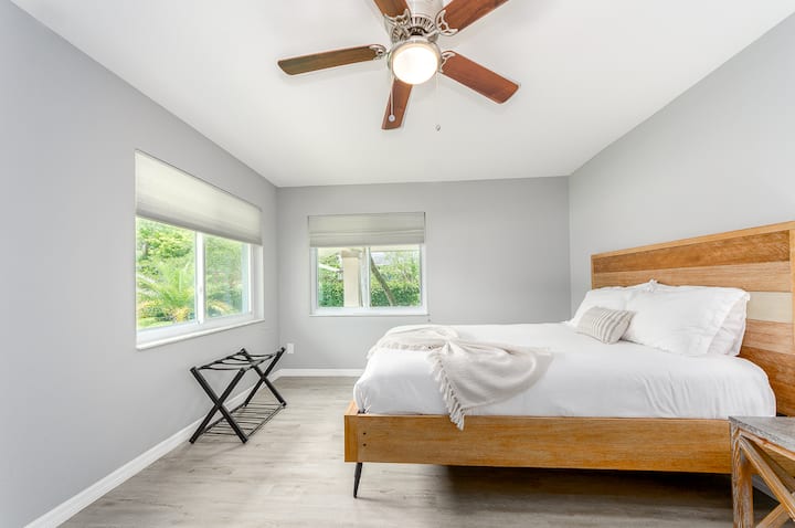 Secundaire slaapkamer met palmbomen