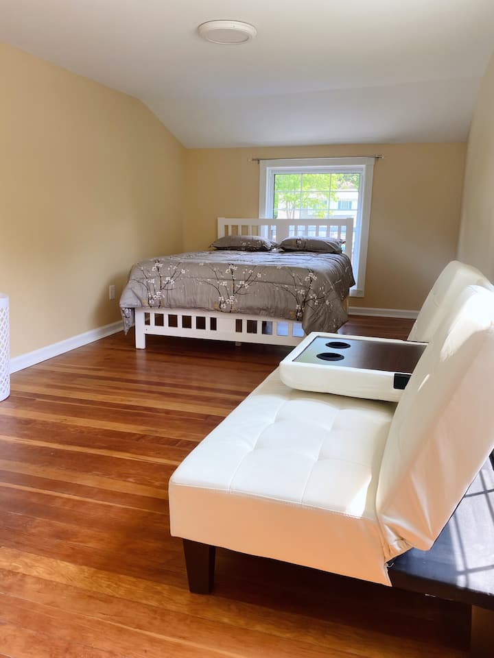 Спалня№1 съдържа матрак с двоен размер гел/пяна и плосък диван 