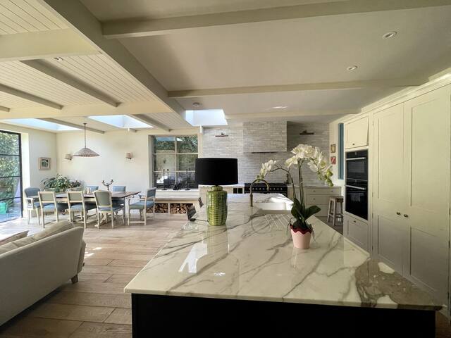 Comfortable and stylish house with private garden gallery image 4