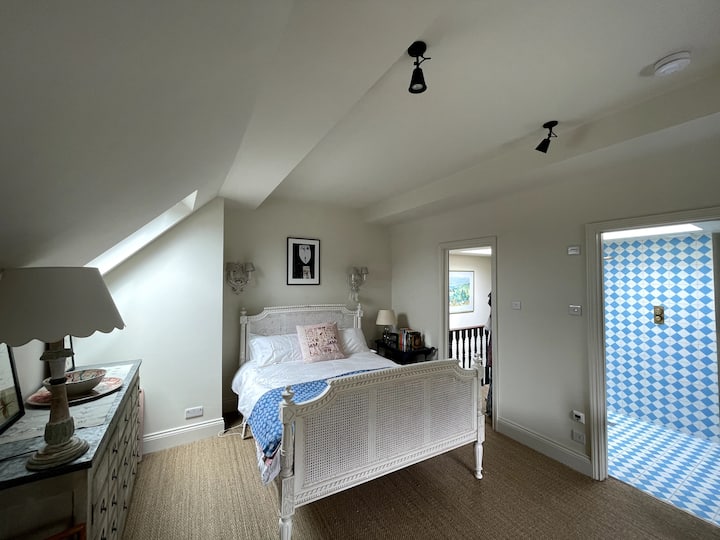 Dormitorio principal 2 - Cama tamaño queen.