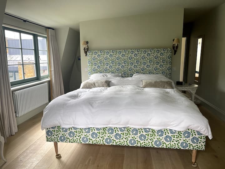 Dormitorio principal 1. Cama tamaño king.