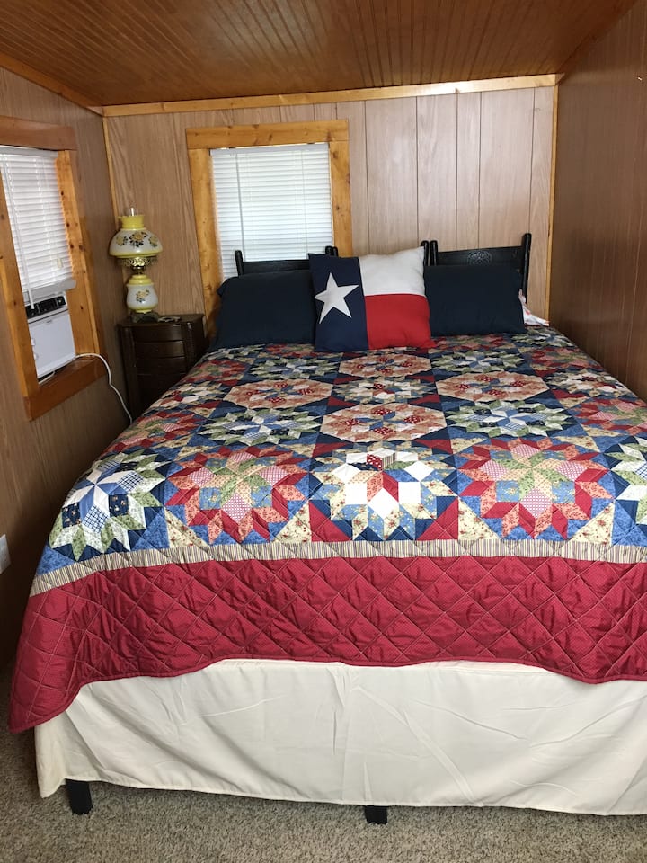 Acogedor segundo dormitorio con una cama tamaño queen con Roku TV