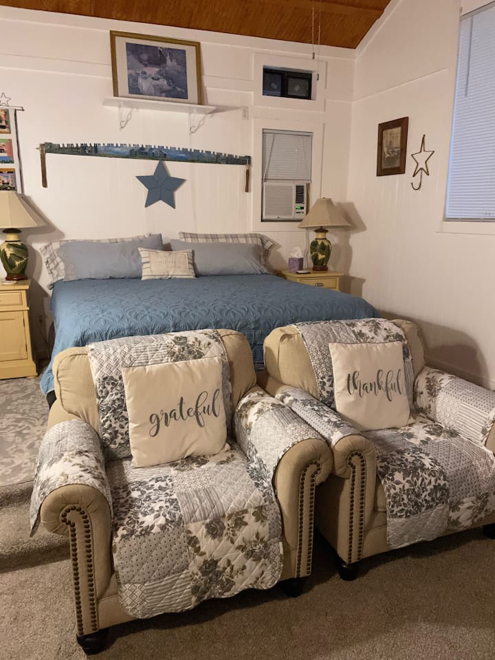 Gran dormitorio principal tamaño king con asientos adicionales para ver televisión.