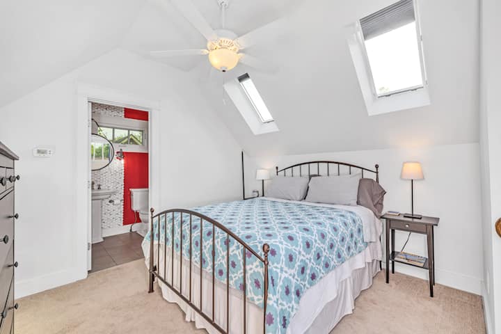 Просторот на горниот кат вклучува многу удобен брачен кревет (широк 150-179 см), гардеробер и бања со тоалет.