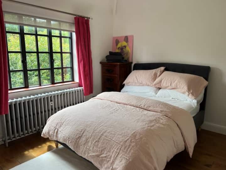 Საძინებელი 4.  პირველი სართული.  Ორადგილიანი საწოლი. პატარა ნიჟარა და ტუალეტი. კონდიციონერი.