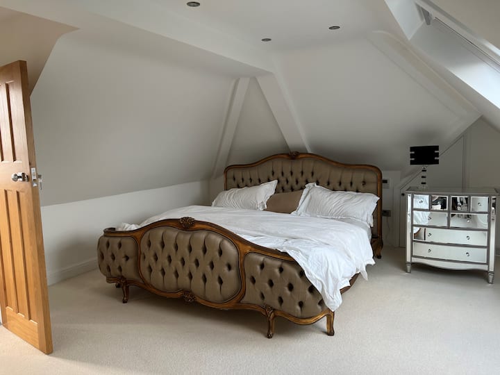 Სხვენი ოთახი მეორე სართული (ნომინალურად საძინებელი 3).  Დიდი სივრცე ღია გეგმარებით სააბაზანოთი.  Იმპერატორის ზომის საწოლი. კონდიცირება.