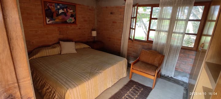 Chambre # 2 . Pour deux personnes . Lit queen 