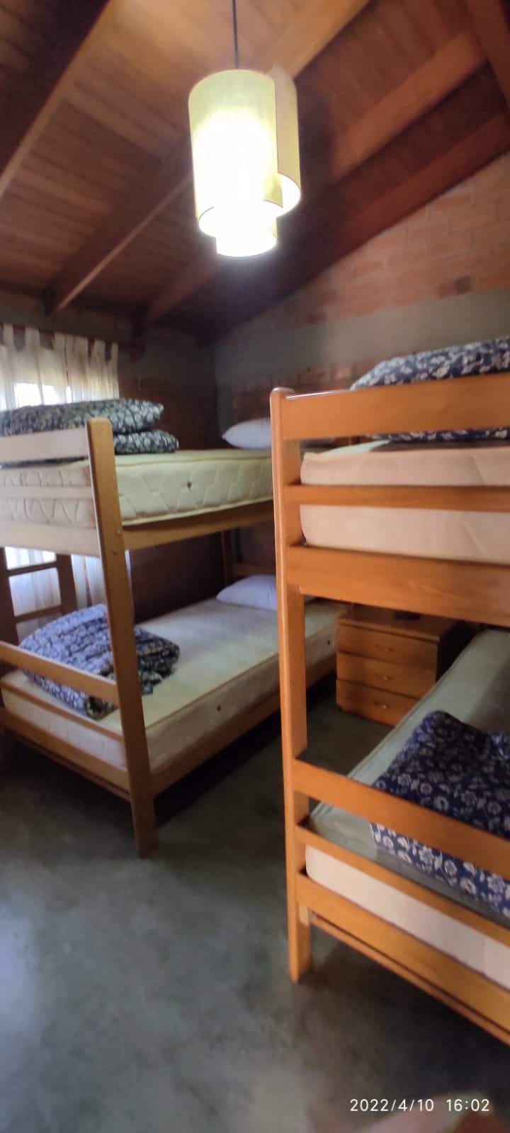 Chambre # 4 . Deux lits superposés pour 4 personnes 