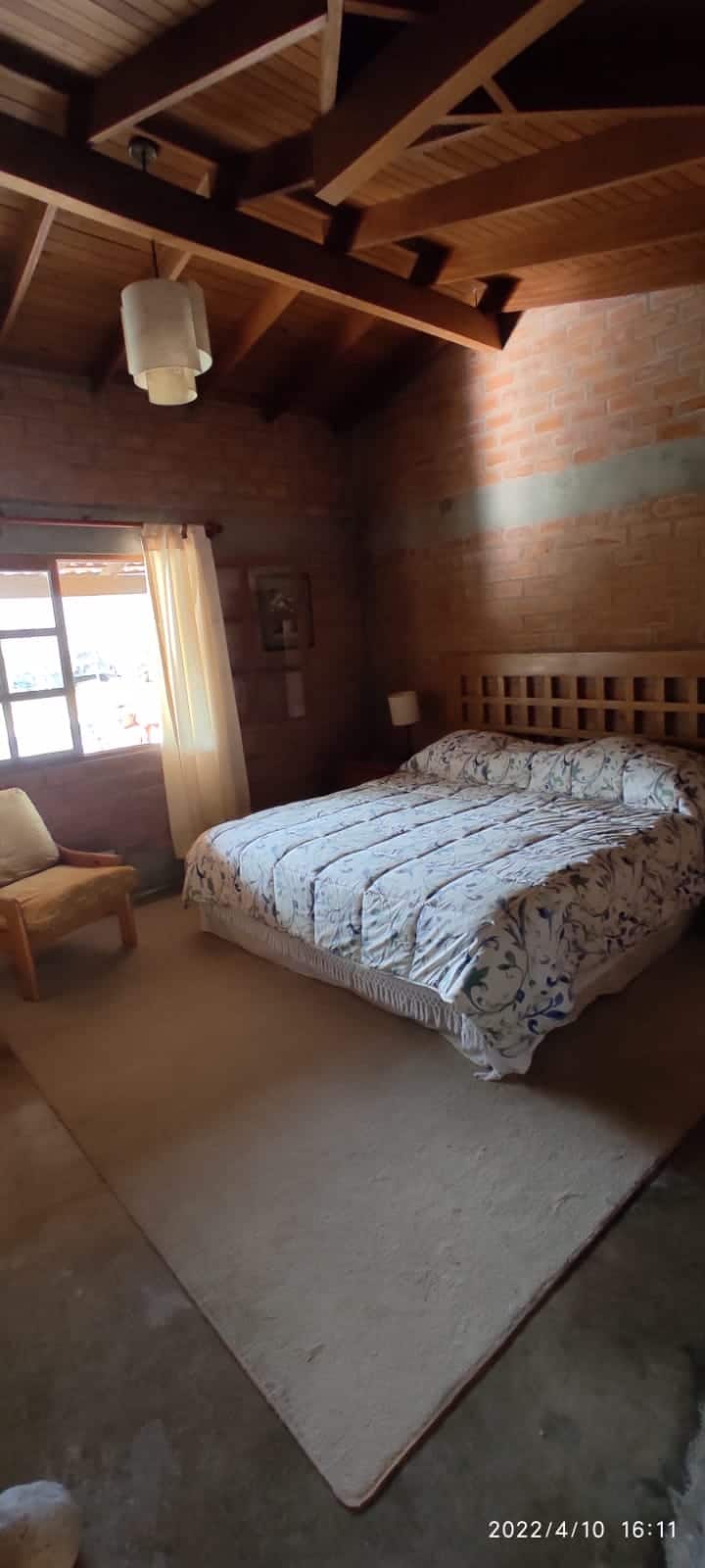 Chambre # 1 . Chambre principale pour deux personnes . Il dispose de sa propre salle de bain. 