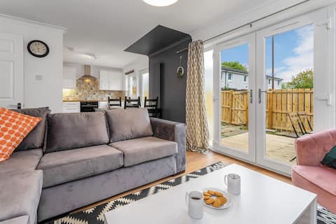 Cheerful Stays: Livingston - 4 Bedroom 3 Bath home