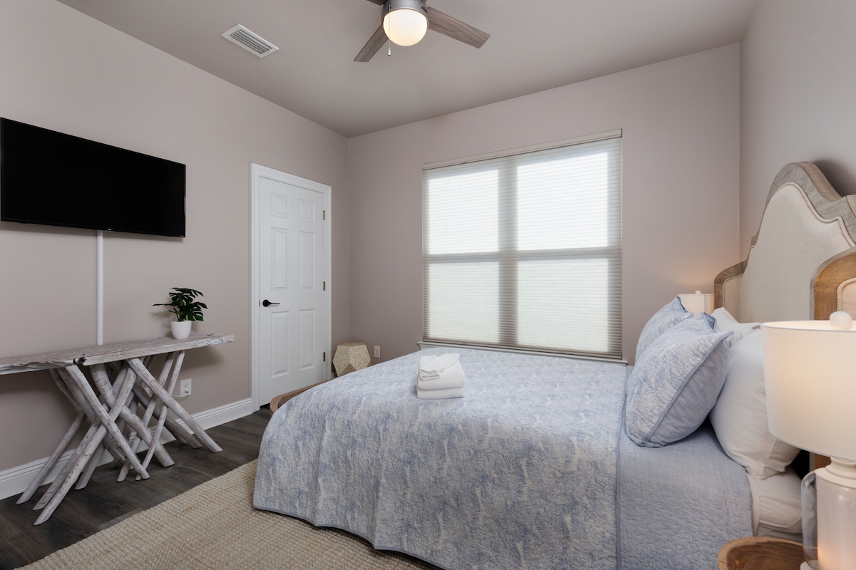 Dhoma e gjumit #3- Krevat dopio "Queen" në katin e sipërm me televizor inteligjent ROKU