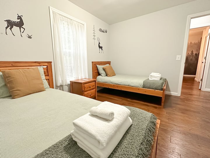 Bedroom 3: 2 single beds