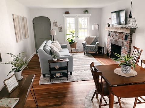 Cheerful two bedroom home!