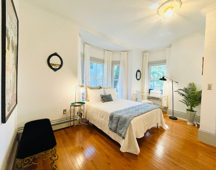 East suite (second floor) - charming queen room overlooking the garden.