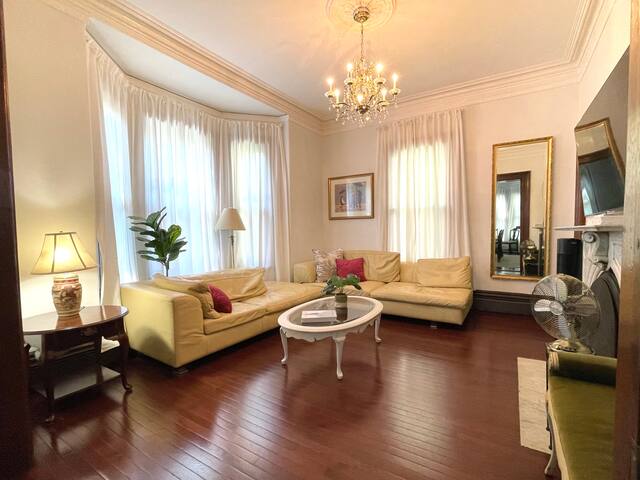 True luxury: Harvard mansion 4+br 3.5ba 2 parking gallery image 3