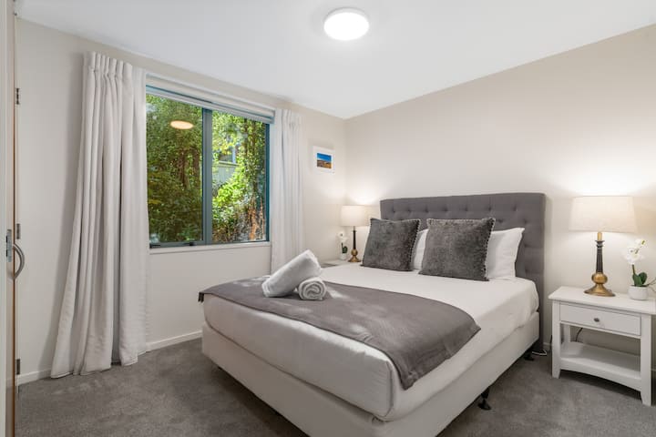 მეორე საძინებელი დიდი საწოლით