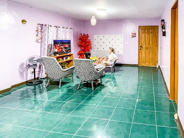 اجتمعوا في غرفة المعيشة التي تم تجديدها حديثًا ، مما يوفر مكانًا مثاليًا للاسترخاء مع العائلة والأصدقاء أو شاهد سلسلة Netflix المفضلة لديك.