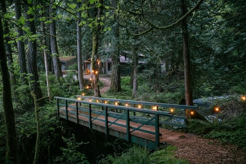 Three water falls, a river and a lodge.