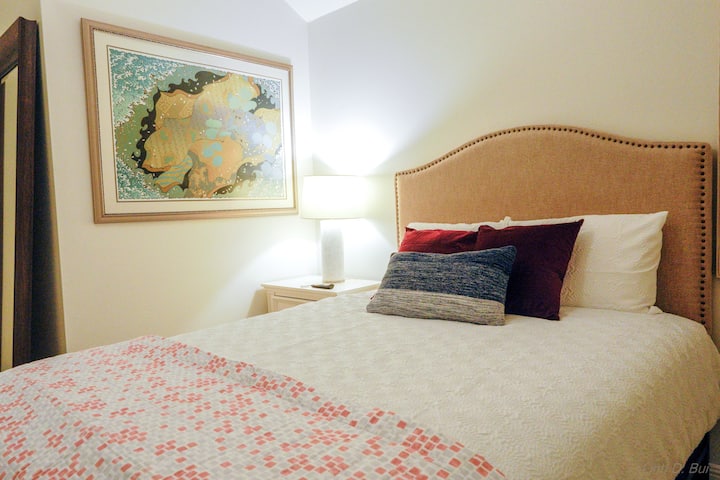 חדר שינה זוגי עם מיטת קווין סיי