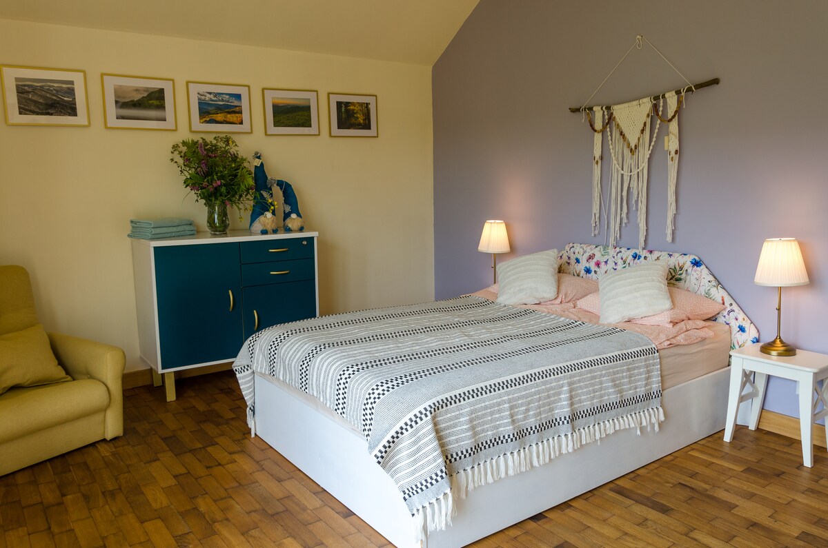 Wygodne lozka i przyjemna posciel to gwarant relaksujacego odpoczynku. Nasze sypialnie maja piekne widoki na gory wiec poranki to sama przyjemnosc.