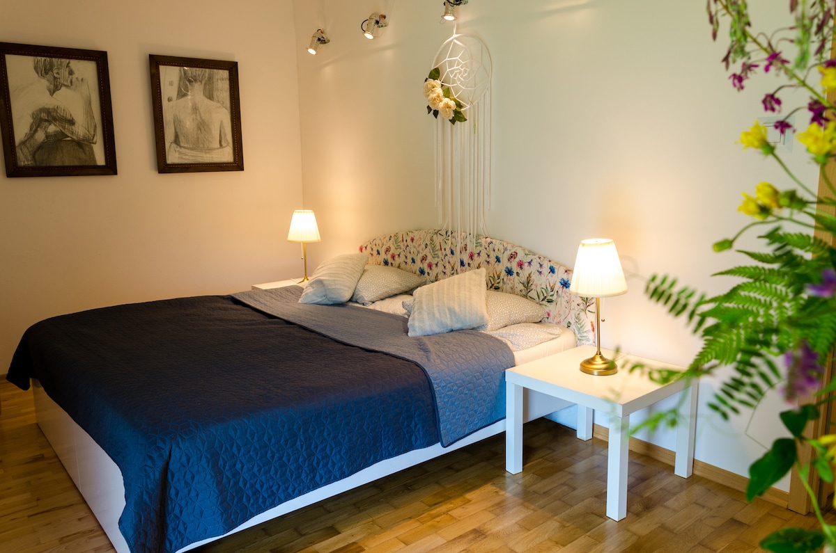 Wygodne lozka i przyjemna posciel to gwarant relaksujacego odpoczynku. Nasze sypialnie maja piekne widoki na gory wiec poranki to sama przyjemnosc.