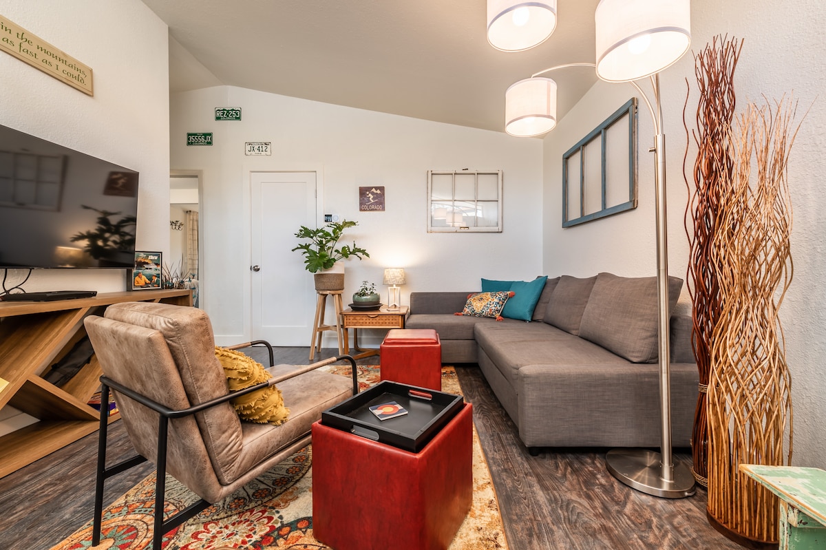 ห้องนั่งเล่นกว้างขวางและมีแสงแดดพร้อมสมาร์ททีวีขนาด 55 "Wi-Fi ความเร็วสูงและเครื่องเล่นบลูเรย์