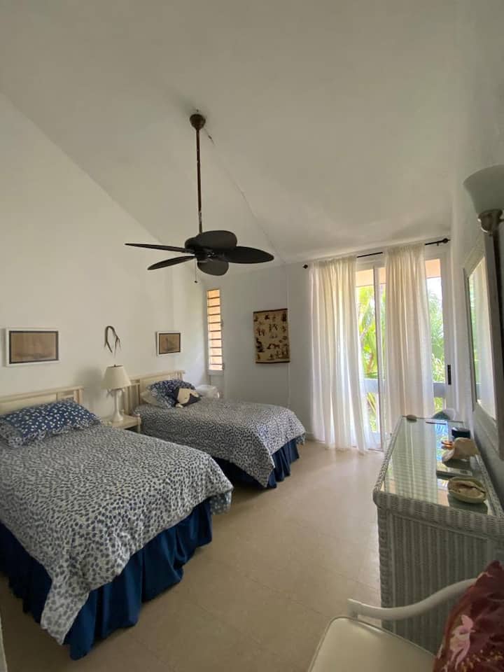 Dhomë gjumi në anë të rrugës me krevate dopio. Çdo dhomë gjumi ka ventilatorë me ajër të kondicionuar dhe tavan.  