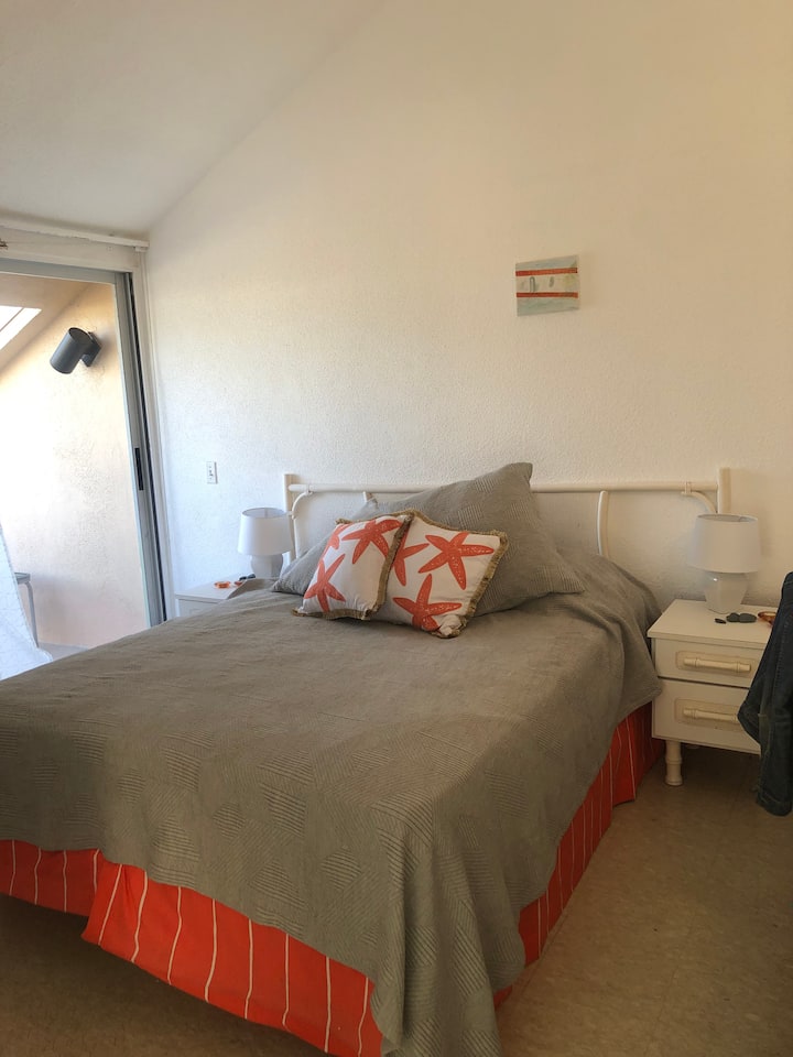 Dhomë gjumi kryesore, krevat dopio në katin e sipërm, jashtë mesit. Ka gjithashtu banjë private të kompletuar, dollap dhe komodinë. Ventilatori i tavanit dhe ajri i kondicionuar. 
Kjo dhomë gjumi ka qasje në verandën e sipërme me pamje nga deti.  