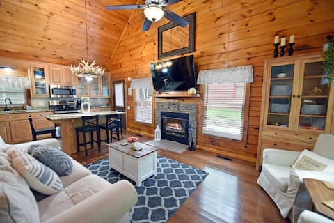 Lazy Horse Lodge - 2 King Bed Log Cabin w/ Hot Tub