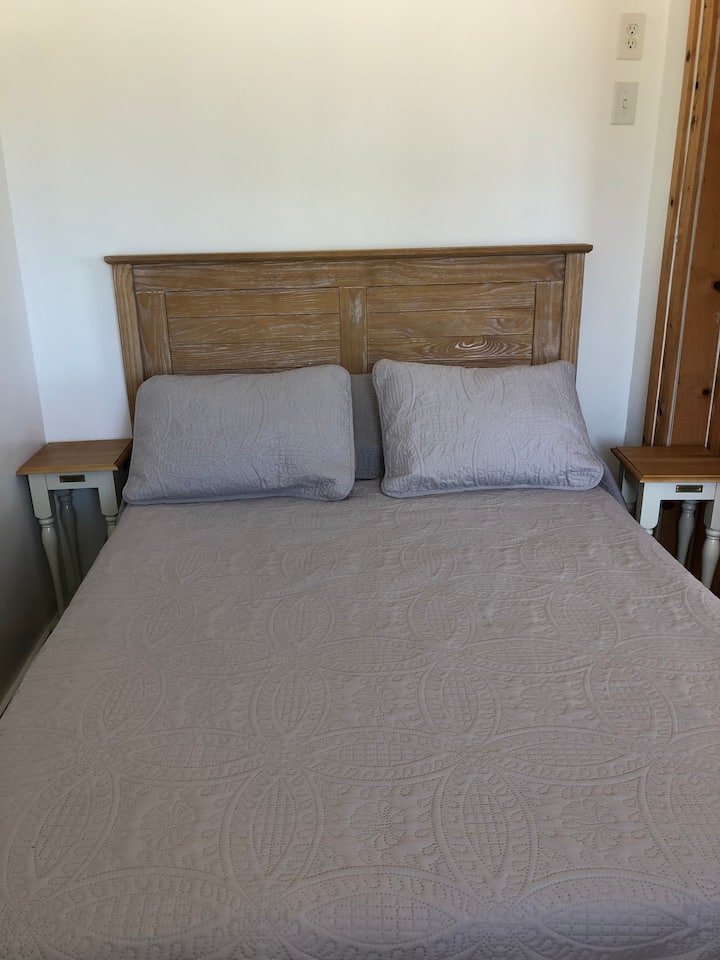 هذه غرفة نوم مزدوجة صغيرة ، ولكن المنظر رائع!