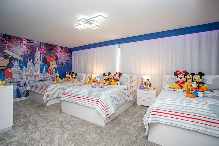 #4 - Disney Mickey & Minnie Themed Bedroom - 3 krevate me madhësi të plotë