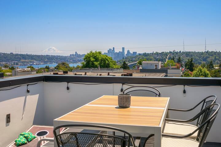 Emerald City Chic 2B/2B | Skyline/Water Views gallery image 3