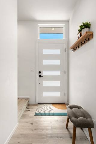 Emerald City Chic 2B/2B | Skyline/Water Views gallery image 4