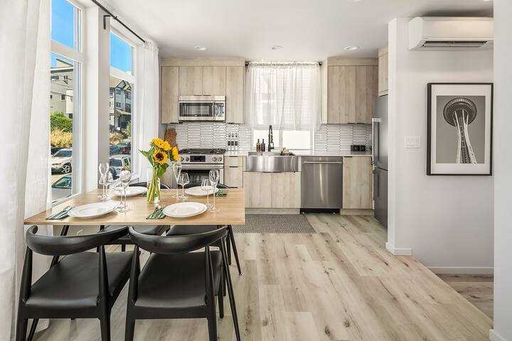 Emerald City Chic 2B/2B | Skyline/Water Views gallery image 5