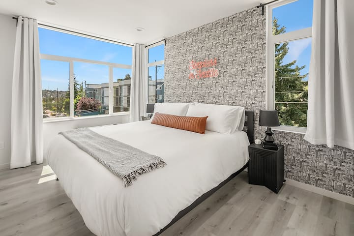 Emerald City Chic 2B/2B | Skyline/Water Views