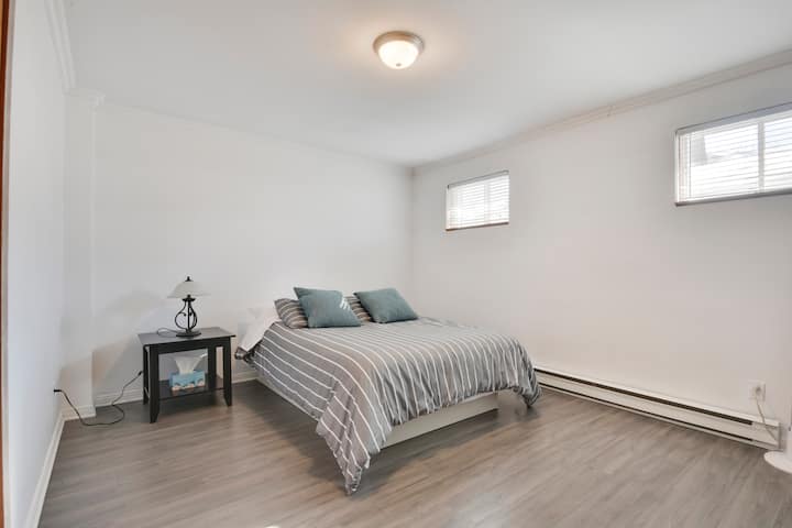 Ghorofa ya 1 - Chumba cha 3 cha kulala kilicho na kitanda aina ya queen