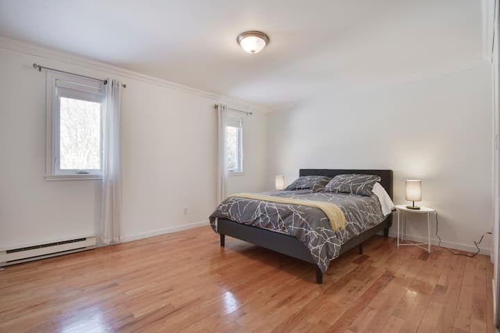 Ghorofa ya 2 - Chumba kikuu cha kulala (kitanda cha malkia kilicho na godoro la ubora wa juu)