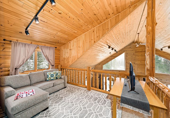 Დედოფლის გამოსაწევი ტახტი და ტელევიზორი გთავაზობთ სახალისო ლოფტის სივრცეს, საიდანაც ხეების ზემოთ, სუპერიორის ტბის ხედი იშლება. Ამას გარდა, შევიძინეთ დამატებით 4 ‑ დიუმიანი ლეიბი, რომელიც გამოსაწევი ლეიბის თავზე დგას. Ეს უზრუნველყოფს სასიამოვნო, კომფორტულ საძილე სივრცეს.