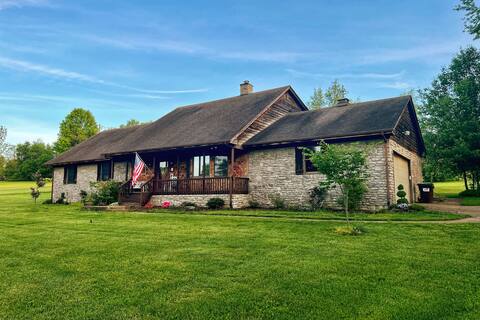 Stone & Cedar Lodge - pool, hot tub, fire pit, EV