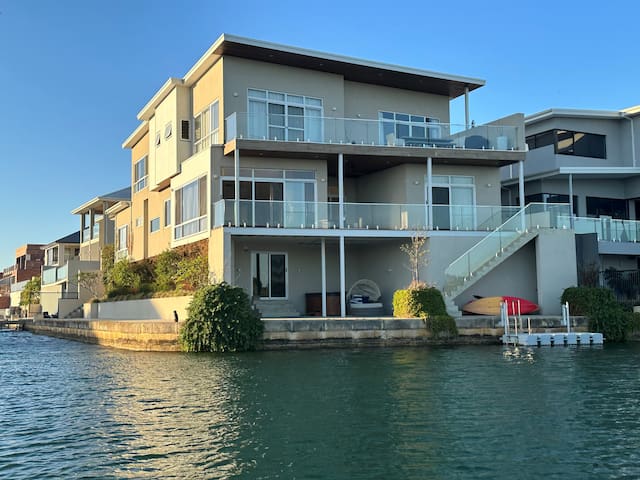 Waterfront Bliss: 4-Bedroom Paradise near Mandurah