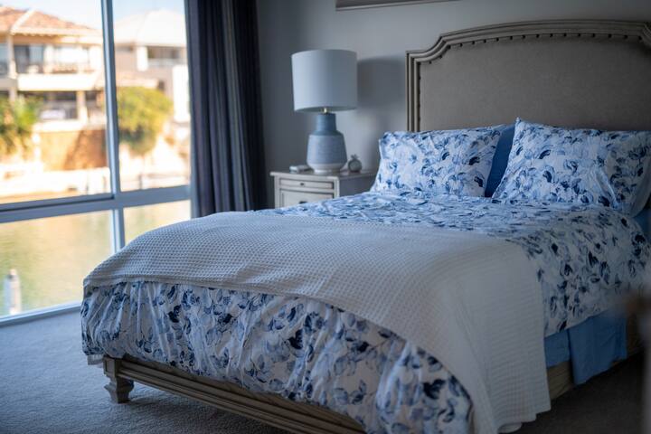 Waterfront Bliss: 4-Bedroom Paradise near Mandurah gallery image 2