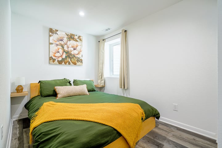 Camera da letto 6 - Letto queen-size - Armadio, finestra di uscita, tende oscuranti.  Situato nel seminterrato.  